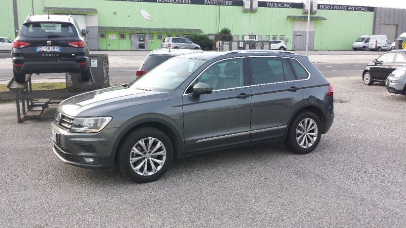 VOLKSWAGEN Tiguan