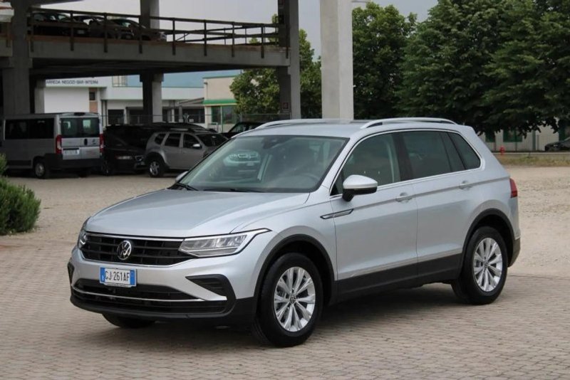 VOLKSWAGEN Tiguan